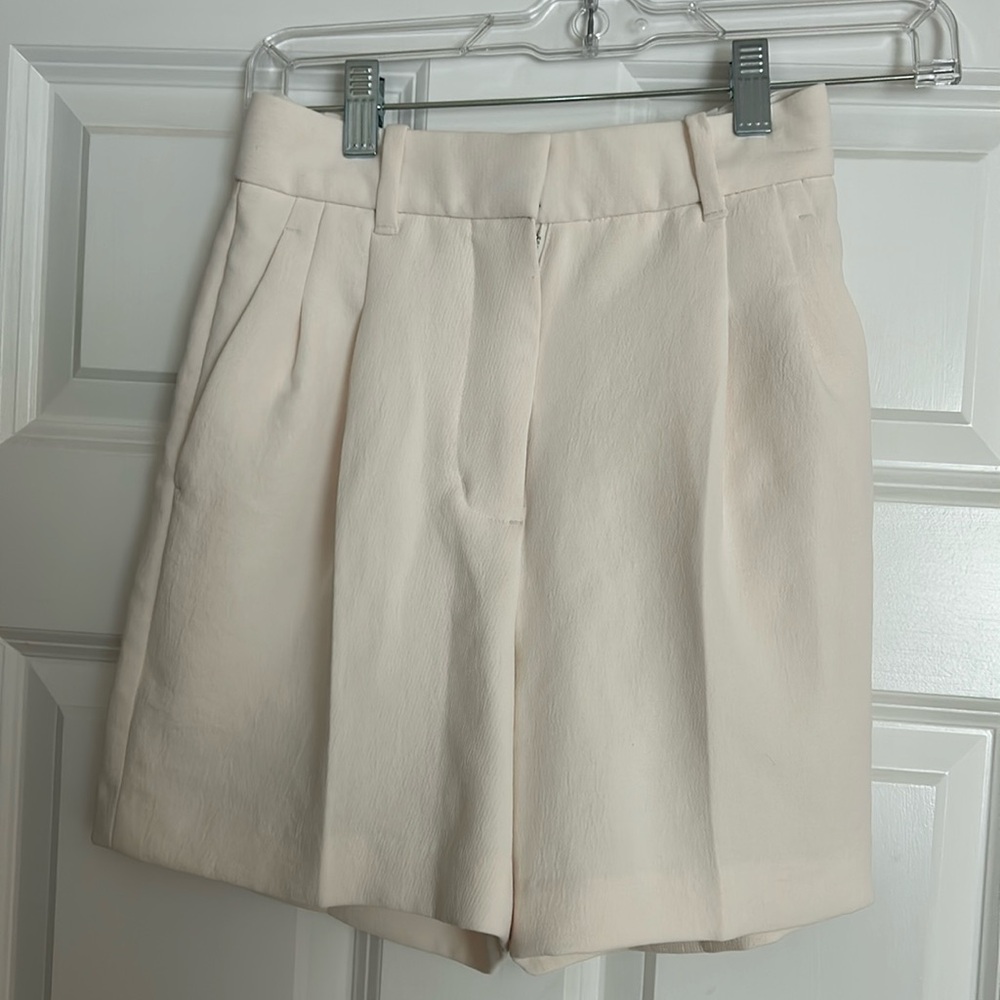 Aritzia “The effortless pant” shorts in white/cream